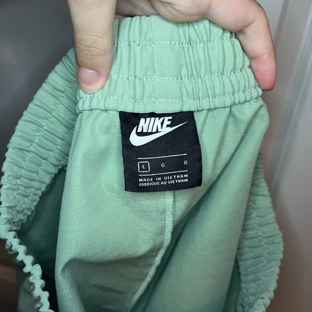 Nike Sportswear Swoosh Cargo Shorts in Steam Green Size Large